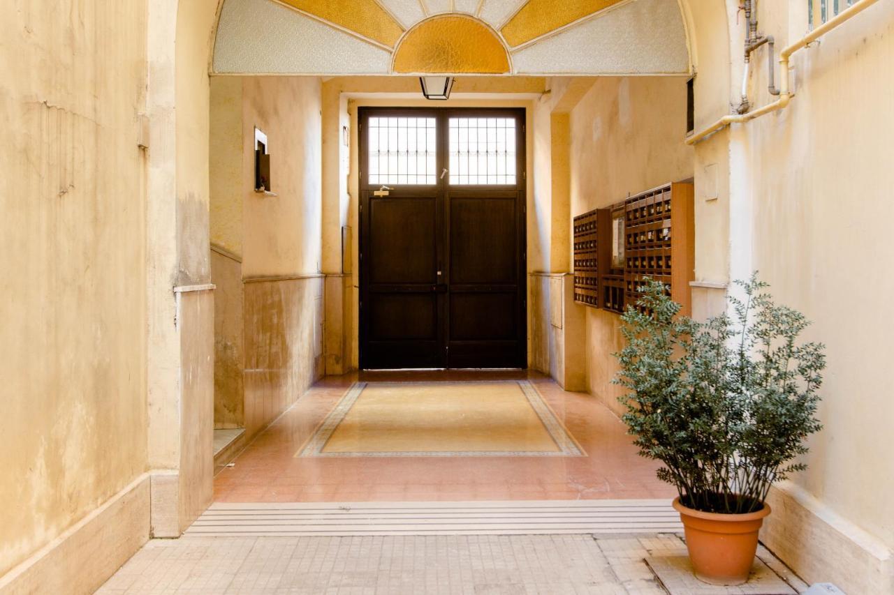 Domina Apartment Colosseum Roma Esterno foto